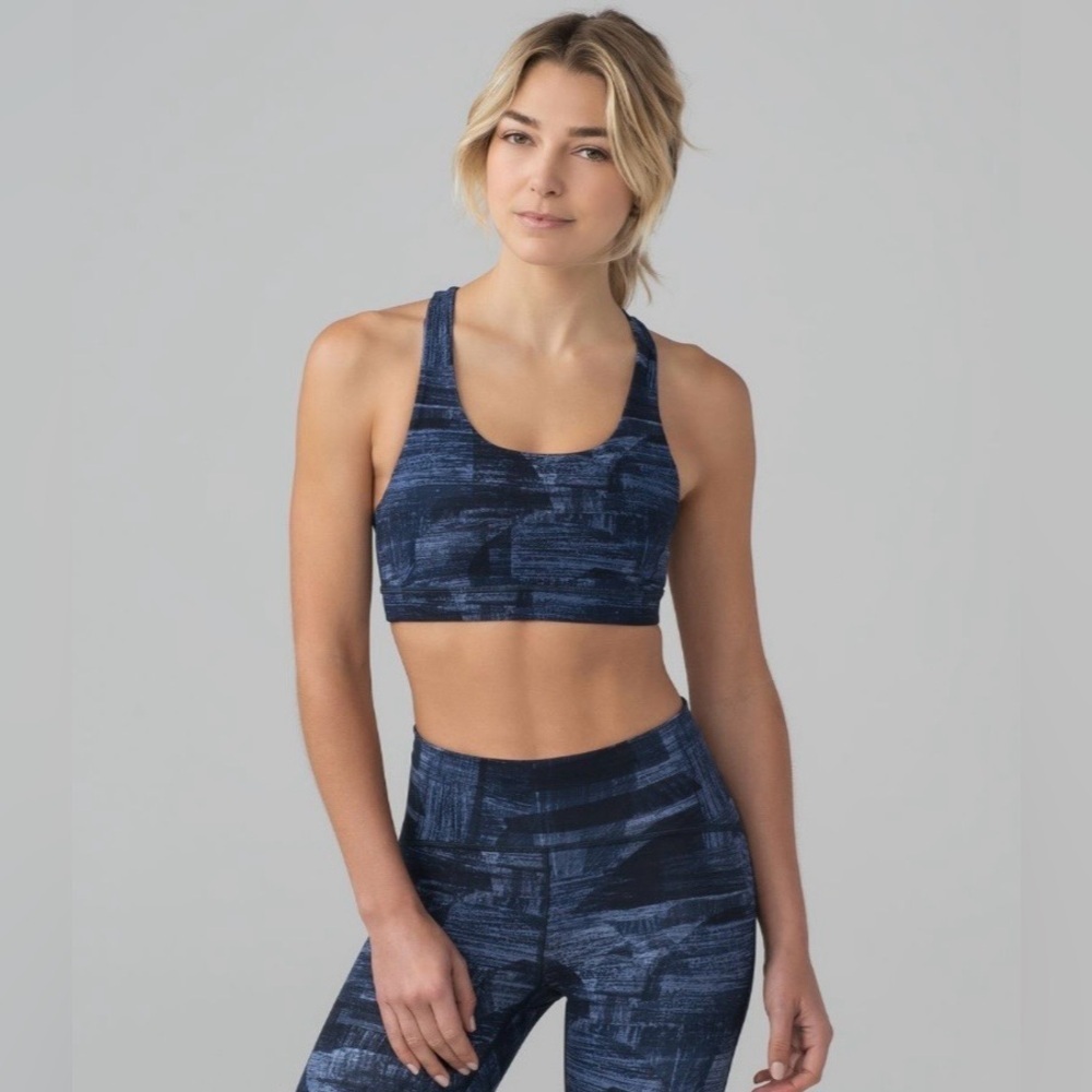 Lululemon Invigorate Bra
Transition Multi Midnight Navy size 4 EUC